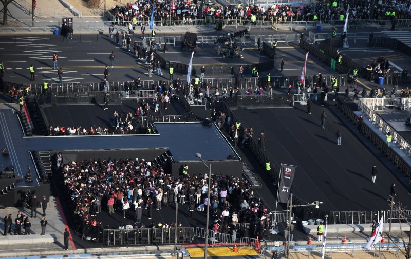 카페마다 보랏빛 물결…매장 밖 대기줄에 주문 1시간 걸려도 '추억'[BTS 컴백]