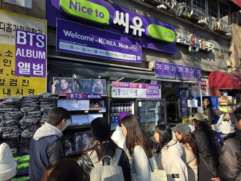 아미들 발길에 음료&middot;굿즈 등 불티…광화문 특수 편의점 매출 "불타오르네"[BTS 컴백]