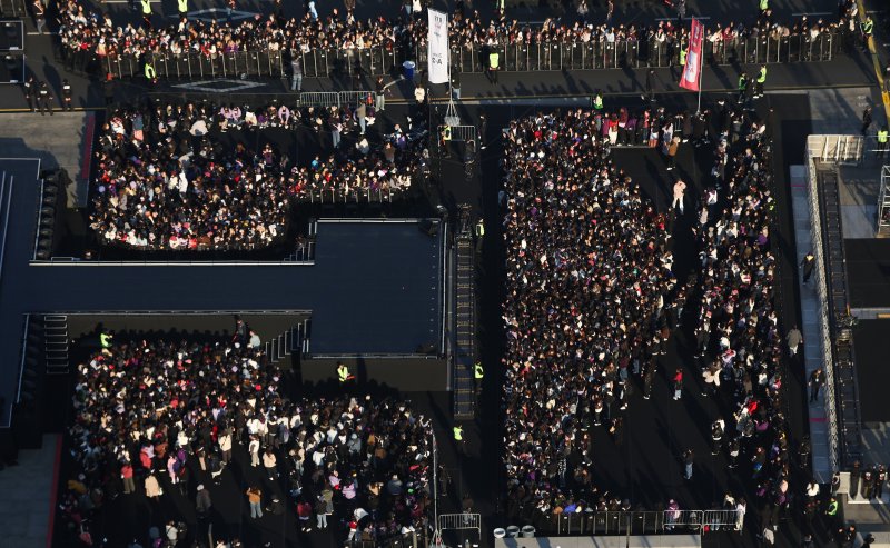 아미들 발길에 음료&middot;굿즈 등 불티…광화문 특수 편의점 매출 "불타오르네"[BTS 컴백]