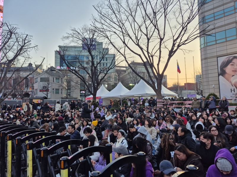 21일 서울 종로구 광화문 인근에서 티켓을 구하지 못한 BTS 팬들이 자리를 잡고 공연을 기다리고 있다. 사진=장유하 기자