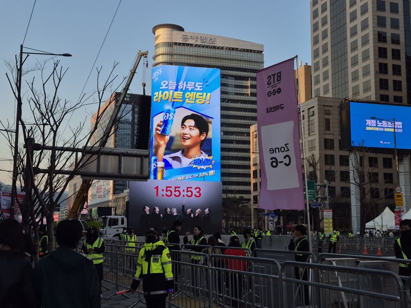 21일 서울 종로구 광화문광장 공연장 스크린에 공연 시작까지 남은 시간이 표시되고 있다. 사진=장유하 기자