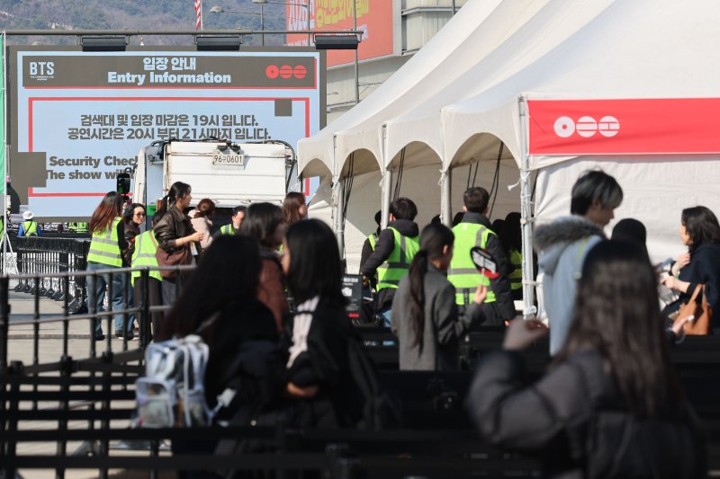 [서울=뉴시스] 권창회 기자 = 방탄소년단(BTS) 컴백 공연 당일인 21일 서울 종로구 광화문광장에서 팬들이 자리로 입장하고 있다. 2026.03.21. kch0523@newsis.com