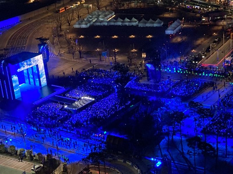 "빛의 향연" BTS 광화문 복귀공연..17층 고층서 직관 '황홀'