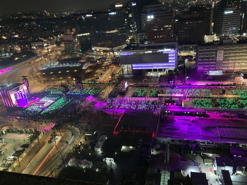 "빛의 향연" BTS 광화문 복귀공연..17층 고층서 직관 '황홀'