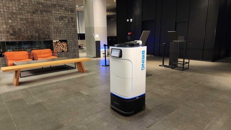 카카오모빌리티 로봇 서비스 ‘브링(BRING)’이 호텔에서 고객에게 어메니티를 배송하기 위해 이동하고 있다. 카카오모빌리티 제공