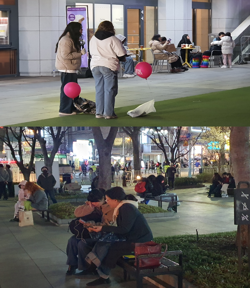 광화문 광장에서 직접 공연을 관람하지 못한 팬들은 오후 8시 공연이 시작되자 세종문화회관 공터에 삼삼오오 모여 앉아 생중계로 공연을 함께 했다. 사진=최승한 기자