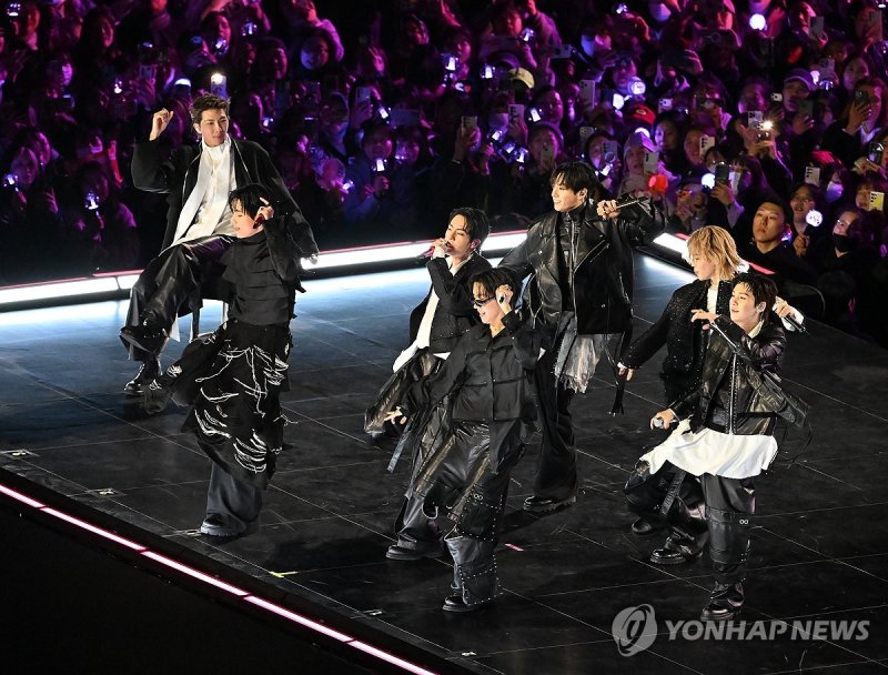 그룹 방탄소년단(BTS)이 21일 서울 광화문 광장에서 정규 5집 '아리랑'(ARIRANG) 발매를 기념해 무료 공연 'BTS 컴백 라이브: 아리랑'(BTS THE COMEBACK LIVE｜ARIRANG)을 열고 있다./사진=연합뉴스