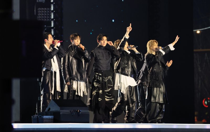 방탄소년단(BTS, RM, 진, 슈가, 제이홉, 지민, 뷔, 정국)이 21일 오후 서울 종로구 광화문광장에서 열린 'BTS 컴백 라이브: 아리랑'를 마치고 팬들에게 인사를 하고 있다. 2026.3.21 ⓒ 뉴스1 임세영 기자
