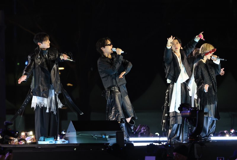 방탄소년단(BTS, RM, 진, 슈가, 제이홉, 지민, 뷔, 정국)이 21일 오후 서울 종로구 광화문광장에서 열린 'BTS 컴백 라이브: 아리랑'에서 화려한 무대를 선보이고 있다. 2026.3.21 ⓒ 뉴스1 임세영 기자