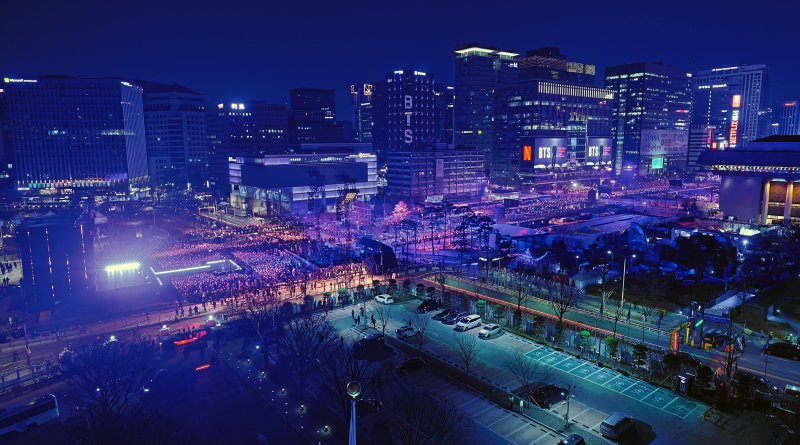 방탄소년단(BTS, RM, 진, 슈가, 제이홉, 지민, 뷔, 정국)이 21일 오후 서울 종로구 광화문광장에서 열린 'BTS 컴백 라이브: 아리랑'에서 화려한 무대를 선보이고 있다. 2026.3.21 ⓒ 뉴스1 임세영 기자