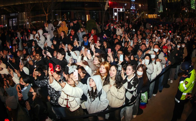 아미(BTS 팬덤)와 시민들이 21일 서울 광화문광장 일대에서 방탄소년단(BTS) 컴백 기념 공연인 'BTS 컴백 라이브: 아리랑' 공연을 관람하고 있다. 2026.3.21 ⓒ 뉴스1 김진환 기자