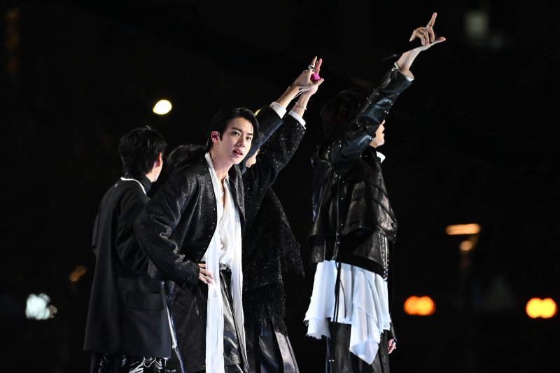 '방탄소년단(BTS) 컴백 라이브 : ARIRANG' 공연이 열리는 21일 서울 종로구 광화문 광장에 마련된 무대에서 BTS가 무대를 선보이고 있다. 2026.3.21 ⓒ 뉴스1 임세영 기자