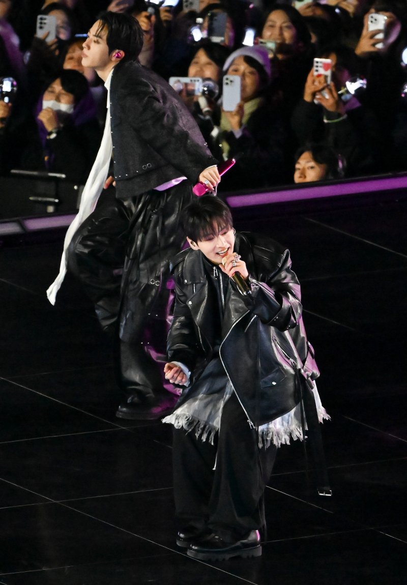 그룹 방탄소년단(BTS)이 21일 서울 광화문 광장에서 무료 복귀 공연 'BTS 컴백 라이브: 아리랑'(BTS THE COMEBACK LIVE | ARIRANG)을 펼쳐졌다. BTS의 RM, 진, 슈가, 제이홉, 지민, 뷔, 정국이 공연을 펼치고 있다. 2026.3.21 ⓒ 뉴스1 사진공동취재단