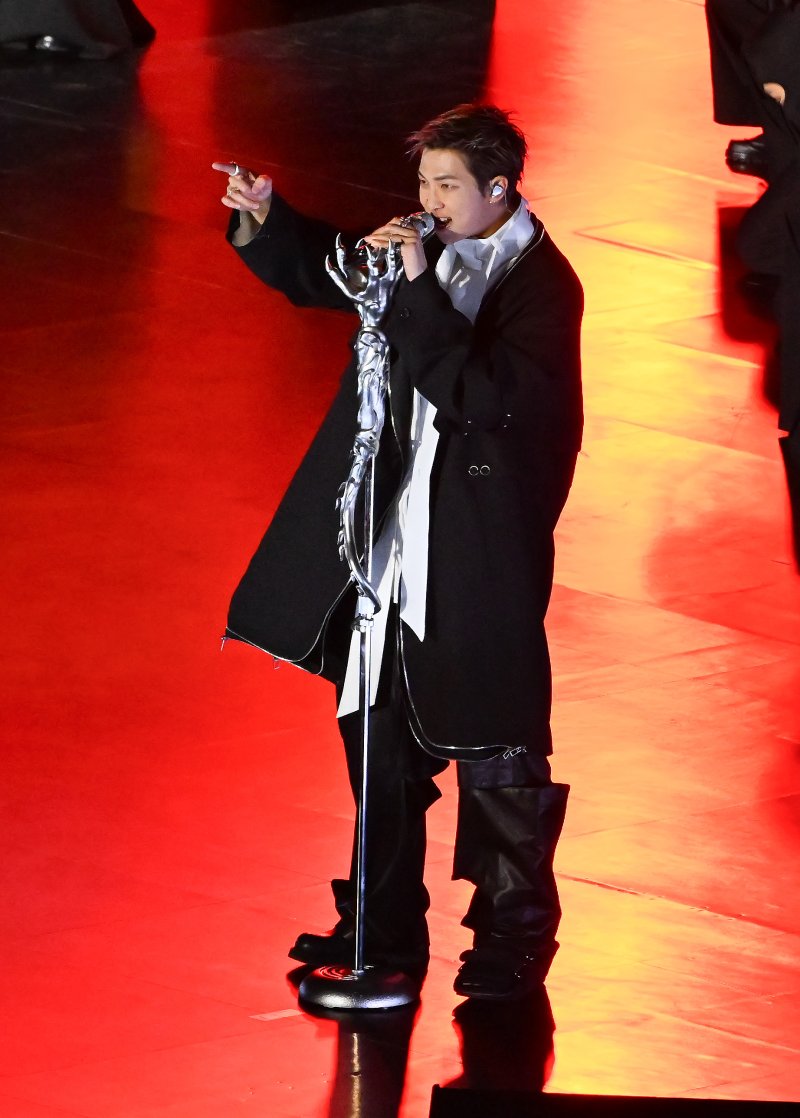 그룹 방탄소년단(BTS)이 21일 서울 광화문 광장에서 무료 복귀 공연 'BTS 컴백 라이브: 아리랑'(BTS THE COMEBACK LIVE | ARIRANG)을 펼쳐졌다. BTS의 RM, 진, 슈가, 제이홉, 지민, 뷔, 정국이 공연을 펼치고 있다. 2026.3.21 ⓒ 뉴스1 사진공동취재단