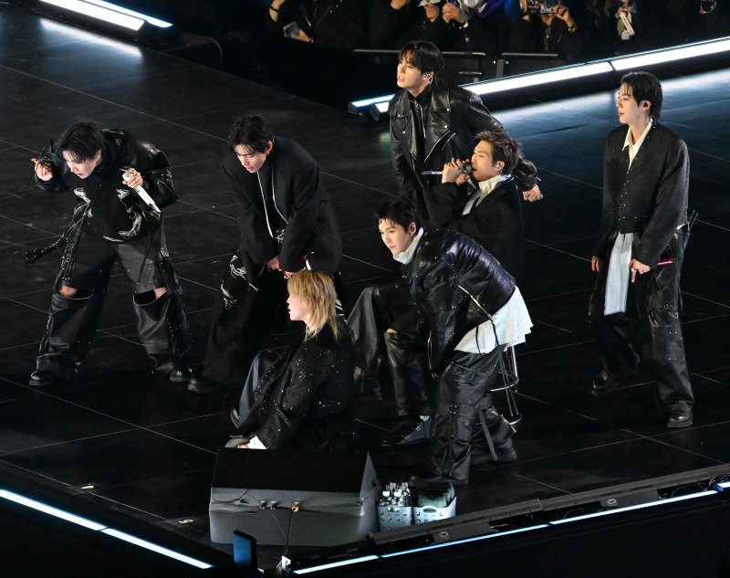 그룹 방탄소년단(BTS)이 21일 서울 광화문 광장에서 무료 복귀 공연 'BTS 컴백 라이브: 아리랑'(BTS THE COMEBACK LIVE | ARIRANG)을 펼쳐졌다. BTS의 RM, 진, 슈가, 제이홉, 지민, 뷔, 정국이 공연을 펼치고 있다. 2026.3.21 ⓒ 뉴스1 사진공동취재단