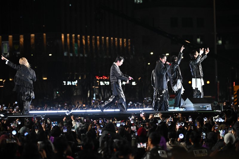 '방탄소년단(BTS) 컴백 라이브 : ARIRANG' 공연이 열리는 21일 서울 종로구 광화문 광장에 마련된 무대에서 BTS가 무대를 선보이고 있다. 2026.3.21 ⓒ 뉴스1 임세영 기자