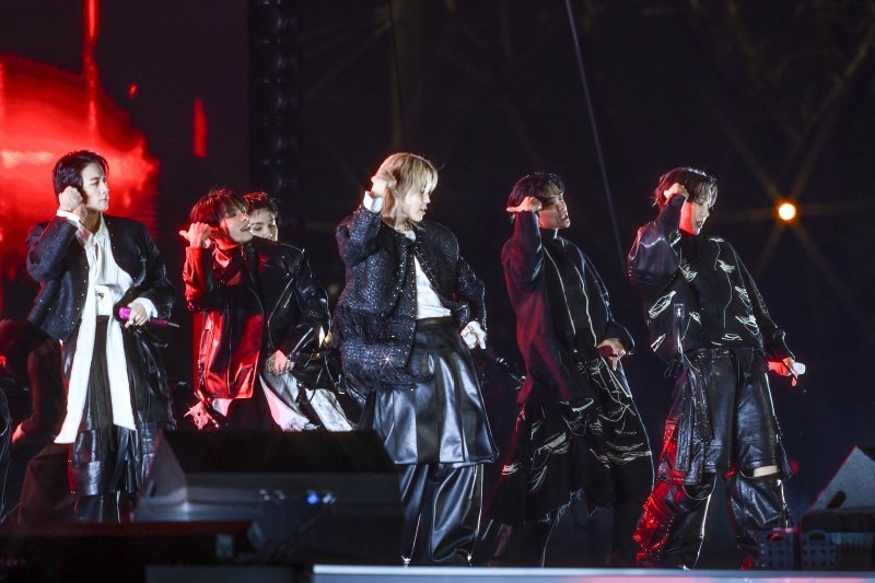 '방탄소년단(BTS) 컴백 라이브 : ARIRANG' 공연이 열리는 21일 서울 종로구 광화문 광장에 마련된 무대에서 BTS가 무대를 선보이고 있다. 2026.3.21 ⓒ 뉴스1 임세영 기자