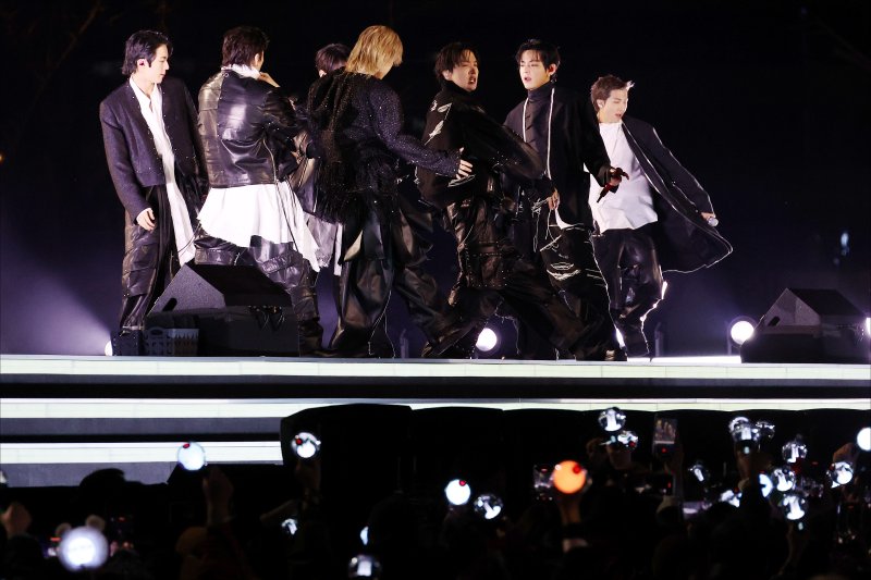 BTS(방탄소년단) 멤버들이 21일 오후 서울 광화문 공연장에서 열린 'BTS 컴백 라이브: ARIRANG' 공연에서 화려한 무대를 선보이고 있다. 2026.3.21 ⓒ 뉴스1 임세영 기자