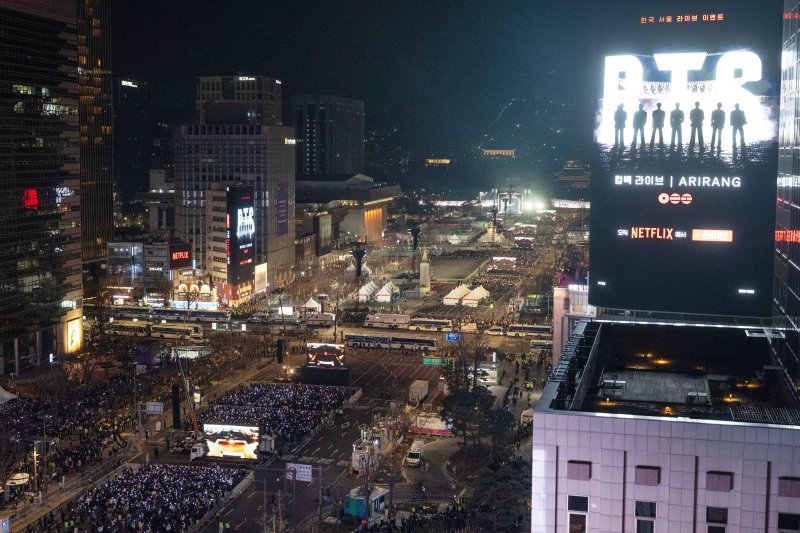 3년 9개월 만에 완전체로 복귀하는 방탄소년단(BTS)의 'BTS 컴백 라이브: ARIRANG' 공연이 21일 서울 광화문광장 일대에서 펼쳐지고 있다. 이번 공연은 세계 190개국에 생중계된다. 2026.3.21 ⓒ 뉴스1 사진공동취재단