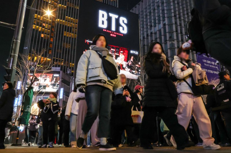 21일 오후 서울 종로구 광화문광장에서 열린 'BTS 컴백 라이브: 아리랑'이 끝난 후 아미들이 귀가하고 있다. 2026.3.21 ⓒ 뉴스1 김진환 기자