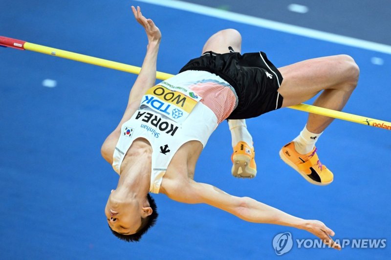 바를 뛰어넘는 우상혁 (출처=연합뉴스)