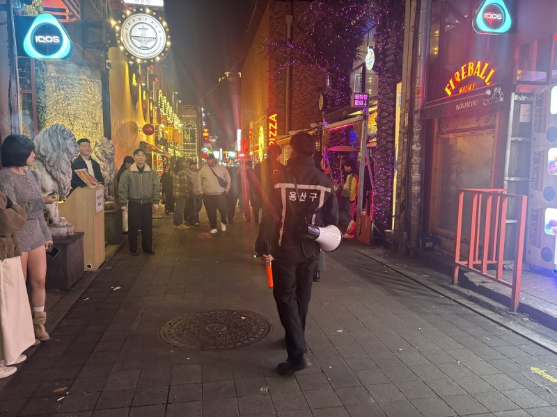 [BTS 컴백] 질서정연 귀갓길…외국인 아미는 이태원 등 핫플로 (출처=연합뉴스)