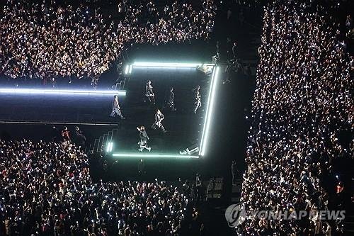 방탄소년단(BTS)이 21일 서울 종로구 광화문광장에서 컴백을 기념해 'BTS 컴백 라이브: 아리랑' 공연을 선보이고 있다. 연합뉴스