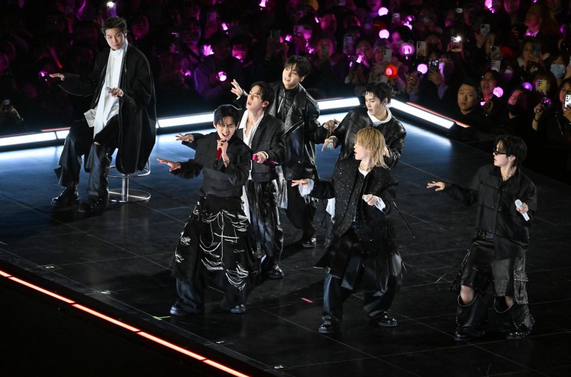방탄소년단(BTS)이 21일 서울 광화문광장에서 'BTS 컴백 라이브: 아리랑' 발매 기념 컴백 공연을 하고 있다. 뉴스1