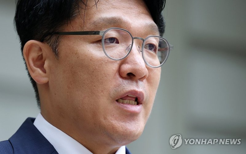 취재진 질문에 답하는 김상민 전 검사 (출처=연합뉴스)
