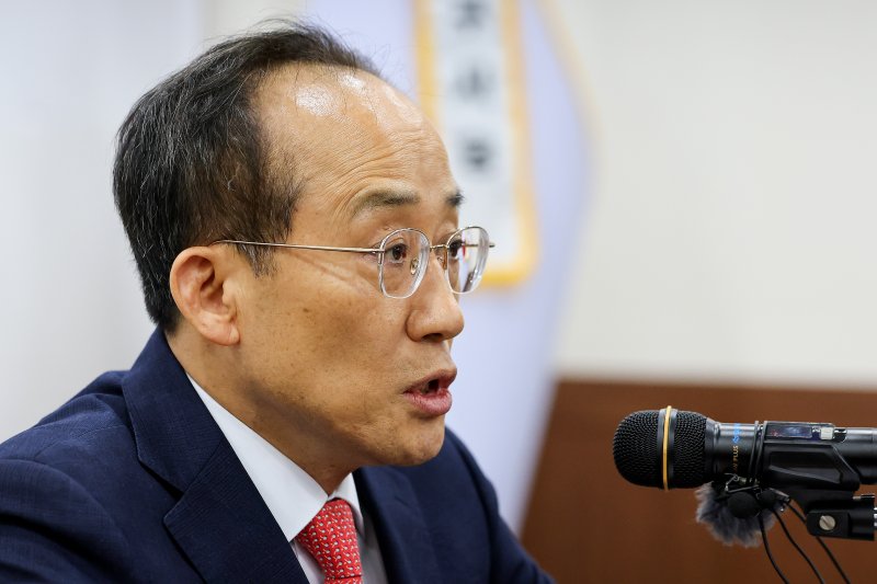 [대구=뉴시스] 이무열 기자 = 서울중앙지법 형사합의34부(부장판사 한성진)는 오는 25일 내란 중요임무 종사 혐의로 기소된 추경호 국민의힘 의원의 첫 공판을 연다. 사진은 지난해 12월 29일 대구시장 출마 선언 의사를 밝히는 추 의원. 2026.03.20. lmy@newsis.com