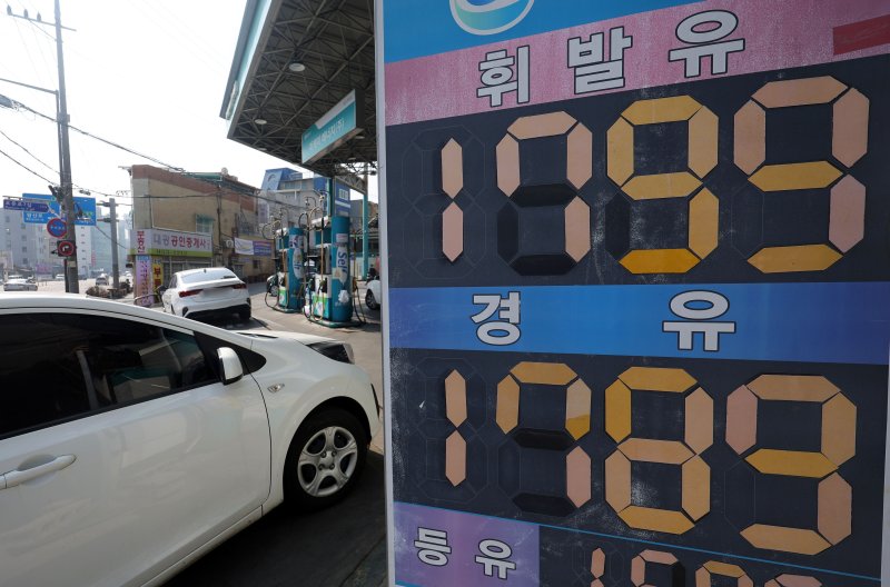 [서울=뉴시스] 홍효식 기자 = 지난 17일 서울 시내 한 주유소에 유가 정보가 표시돼 있는 모습. 2026.03.17. yesphoto@newsis.com