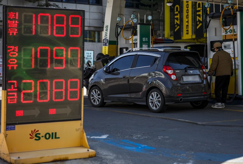 [서울=뉴시스] 정병혁 기자 = 30년 만에 석유 최고가격제가 시행된 지난 13일 서울 시내 한 주유소에 유가정보가 나타나있는 모습. 2026.03.13. jhope@newsis.com