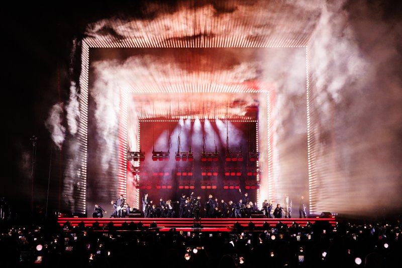 방탄소년단(BTS)이 21일 서울 광화문광장에서 'BTS 컴백 라이브: 아리랑' 발매 기념 컴백 공연을 하고 있다. 빅히트 뮤직·넷플릭스 제공.