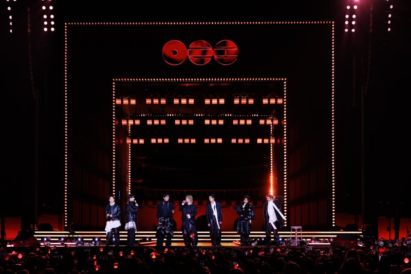 방탄소년단(BTS)이 21일 서울 광화문광장에서 'BTS 컴백 라이브: 아리랑' 발매 기념 컴백 공연을 하고 있다. 빅히트 뮤직·넷플릭스 제공.