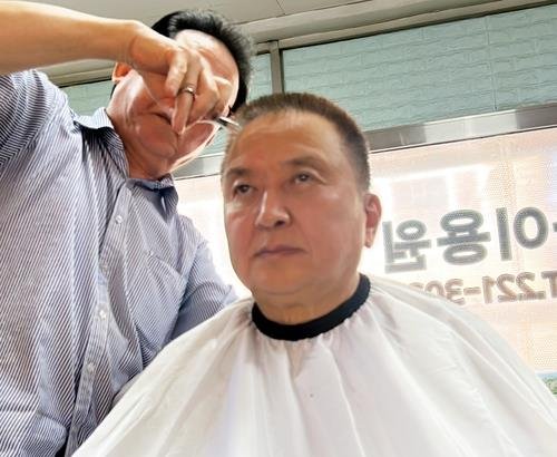 국민의힘 공관위의 컷오프 결정에 항의 삭발한는 김영환 충북지사 (출처=연합뉴스)