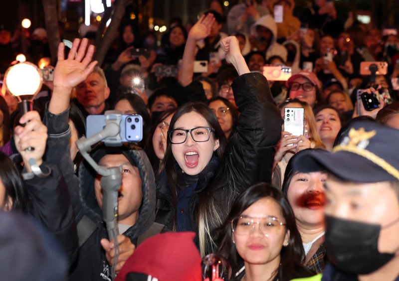 아미(BTS 팬덤)와 시민들이 21일 서울 광화문광장 일대에서 방탄소년단(BTS) 컴백 기념 공연인 'BTS 컴백 라이브: 아리랑' 공연을 관람하고 있다. 뉴스1