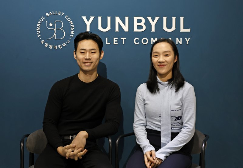 [서울=뉴시스] 김혜진 기자 = 윤별 예술감독(왼쪽), 안무가 박소연이 17일 서울 서초구의 윤별발레컴퍼니 연습실에서 뉴시스와 인터뷰에 앞서 포즈를 취하고 있다. 2026.03.17. jini@newsis.com