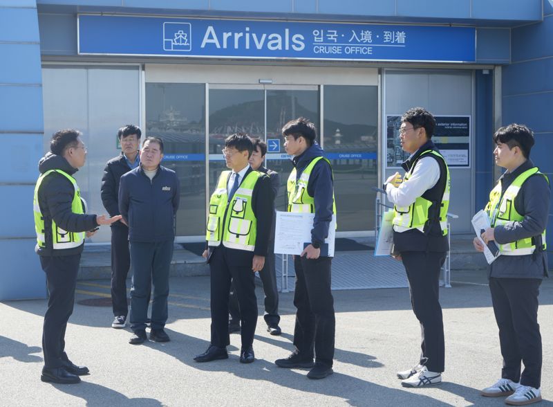 프랑스 럭셔리 크루즈 선사 포낭(Ponant) '르 쏘레알(Le Soleal)호'가 입항하는 부산 영도 크루즈터미널 현장을 점검 중인 송상근 부산항만공사 사장(오른쪽 앞줄 네번째). 부산항만공사 제공