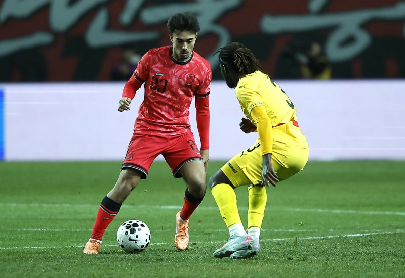 [서울=뉴시스] 정병혁 기자 = 18일 오후 서울 마포구 서울월드컵경기장에서 열린 축구 국가대표팀 평가전 대한민국과 가나의 경기, 카스트로프가 공을 사수하고 있다. 2025.11.18. jhope@newsis.com