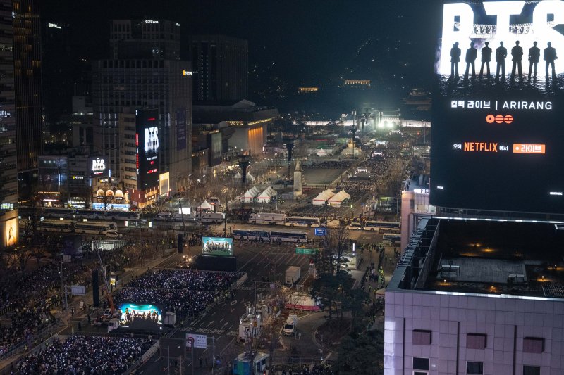 3년 9개월 만에 완전체로 복귀하는 방탄소년단(BTS)의 'BTS 컴백 라이브: ARIRANG' 공연이 21일 서울 광화문광장 일대에서 펼쳐지고 있다. 이번 공연은 세계 190개국에 생중계된다. 뉴시스