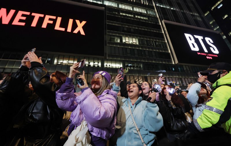 방탄소년단(BTS) 팬들이 21일 서울 종로구 광화문광장에서 열린 'BTS 컴백 라이브: 아리랑(ARIRANG)' 공연을 즐기고 있다. 뉴시스