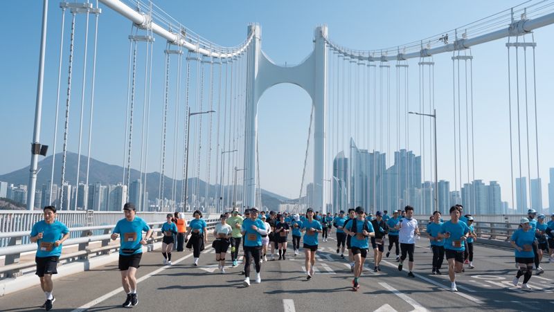 지난해 4월 6일 열린 메르세데스-벤츠 사회공헌위원회의 기부 문화 확산 달리기 행사 '기브앤 레이스(GIVE 'N RACE)'에서 참가자들이 광안대교를 달리고 있다. 사진=메르세데스-벤츠 코리아 제공