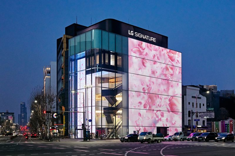 LG전자가 봄철을 맞아 서울 강남구 도산대로에 위치한 'LG전자 플래그십 D5' 외벽에 벚꽃을 주제로 한 미디어 파사드를 선보였다. 미디어 파사드는 오는 4월 30일까지 상영되며, 매일 오후 6시부터 오후 10시까지 운영된다. LG전자 제공