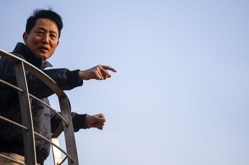 [서울=뉴시스] 정병혁 기자 = 오세훈 서울시장이 22일 서울 영등포구 여의대로에서 열린 쉬엄쉬엄 모닝에서 현장점검을 하고 있다. 2026.03.22. jhope@newsis.com