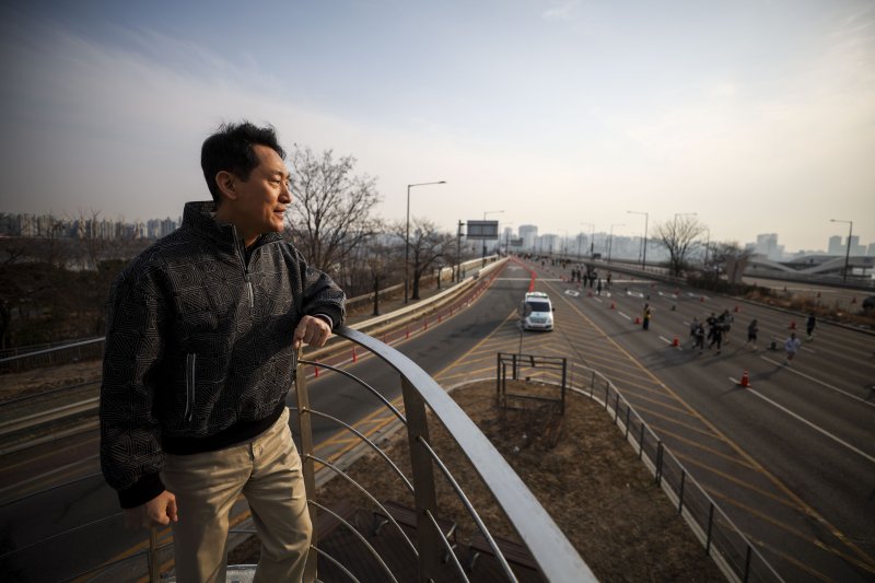 [서울=뉴시스] 정병혁 기자 = 오세훈 서울시장이 22일 서울 영등포구 여의대로에서 열린 쉬엄쉬엄 모닝에서 현장점검을 하고 있다. 2026.03.22. jhope@newsis.com