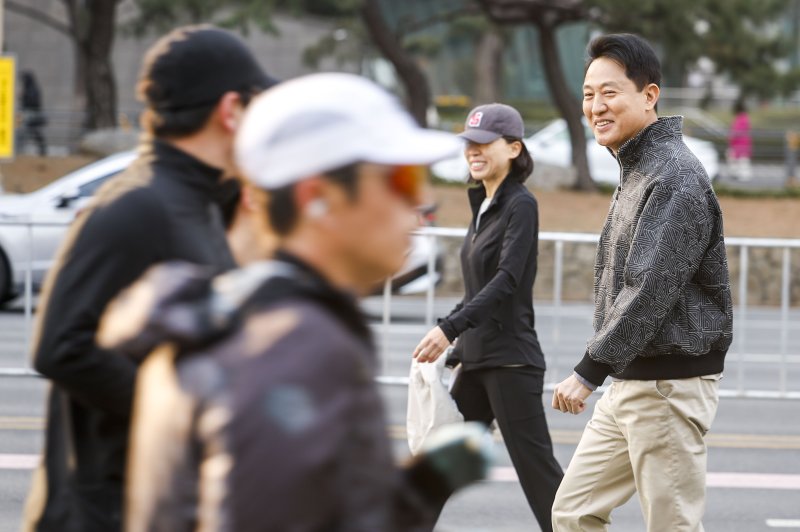 [서울=뉴시스] 정병혁 기자 = 오세훈 서울시장이 22일 서울 영등포구 여의대로에서 열린 쉬엄쉬엄 모닝에서 행사장을 걷고 있다. 2026.03.22. jhope@newsis.com