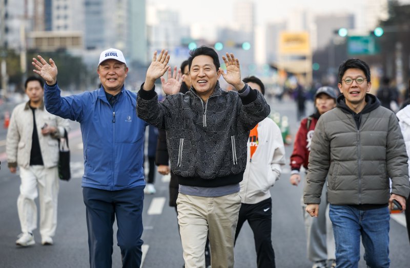 [서울=뉴시스] 정병혁 기자 = 오세훈 서울시장이 22일 서울 영등포구 여의대로에서 열린 쉬엄쉬엄 모닝에서 행사장을 걷고 있다. 2026.03.22. jhope@newsis.com