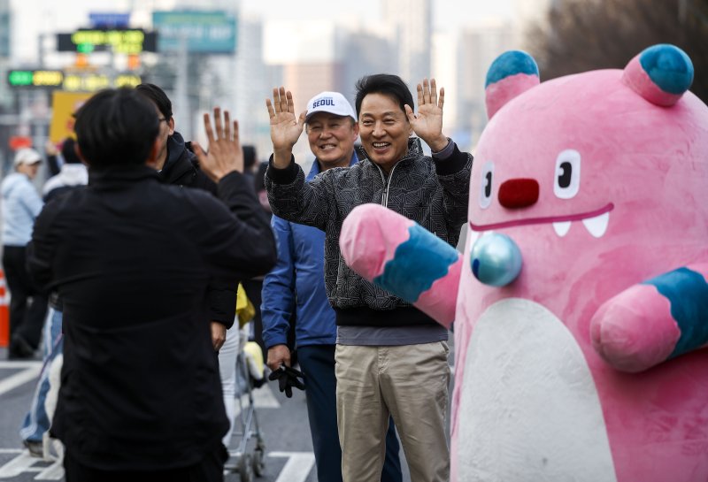 [서울=뉴시스] 정병혁 기자 = 오세훈 서울시장이 22일 서울 영등포구 여의대로에서 열린 쉬엄쉬엄 모닝에서 참가자들에게 인사를 하고 있다. 2026.03.22. jhope@newsis.com