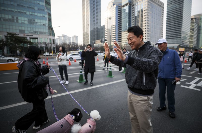 [서울=뉴시스] 정병혁 기자 = 오세훈 서울시장이 22일 서울 영등포구 여의대로에서 열린 쉬엄쉬엄 모닝에서 참가자들에게 인사를 하고 있다. 2026.03.22. jhope@newsis.com