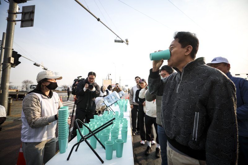 [서울=뉴시스] 정병혁 기자 = 오세훈 서울시장이 22일 서울 영등포구 여의대로에서 열린 쉬엄쉬엄 모닝에서 물을 마시고 있다. 2026.03.22. jhope@newsis.com